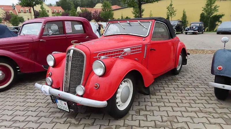 Pálavský Oldtimer přilákal na Břeclavsko desítky elegantnch veteránů.