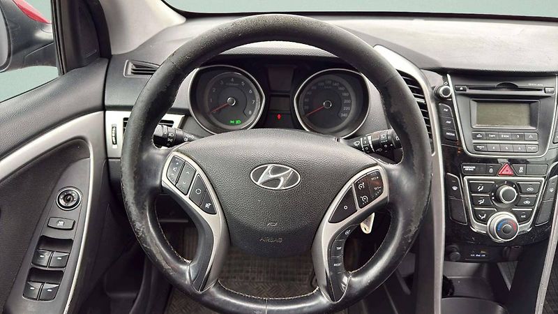 Hyundai i30 Hyudai 1.6i  MT6 (88kW/120k)/6 - fotka 17 z 24