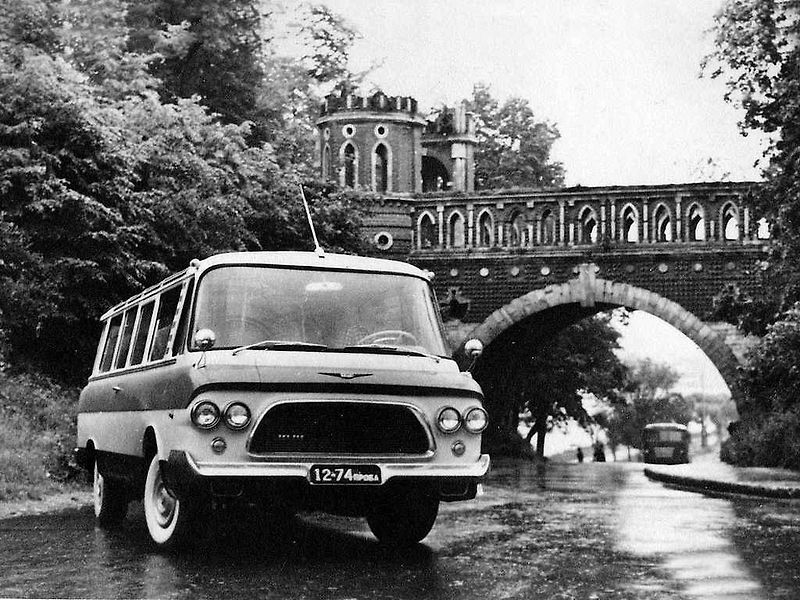 ZIL 118 M se vyrobil i v sanitní verzi pro převoz vysoce postavených osob