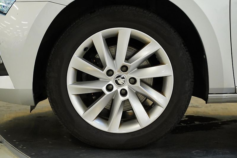 Škoda Superb - fotka 10 z 28