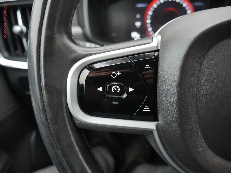 Volvo V90 (2018) 2.0D, LED, TZ, park.asist - fotka 12 z 27
