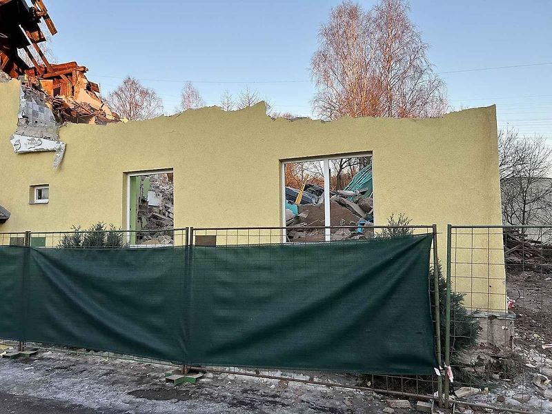 Kvůli stavbě dálnice D11 zbourali dělníci dům v Náchodské ulici v Trutnově Poříčí.