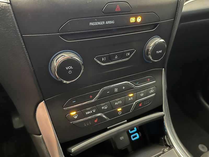 Ford S-MAX 2.0 EB Titanium manuál 7 míst - fotka 25 z 63