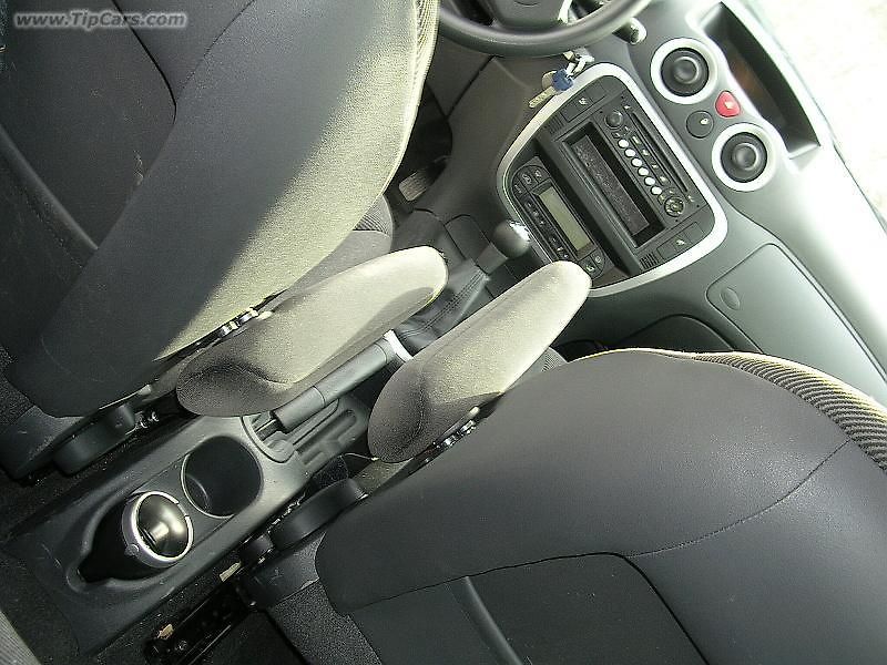Motor ukrývající se za přední maskou má síly víc než dost.