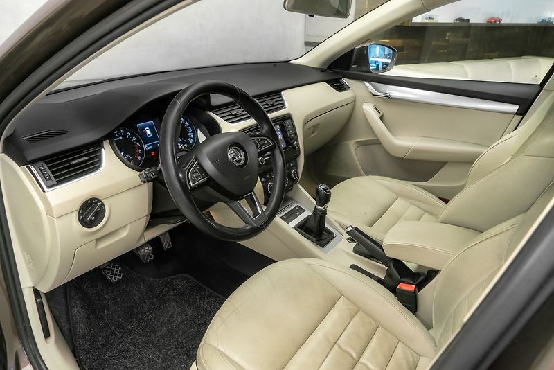 Škoda Octavia Combi 2,0TDI 4x4 Navi kůže - fotka 10 z 19