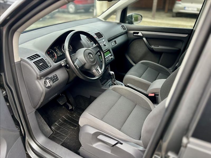 Volkswagen Touran 1,6 TDi / KLIMA / 7MÍST / DSG - fotka 11 z 39