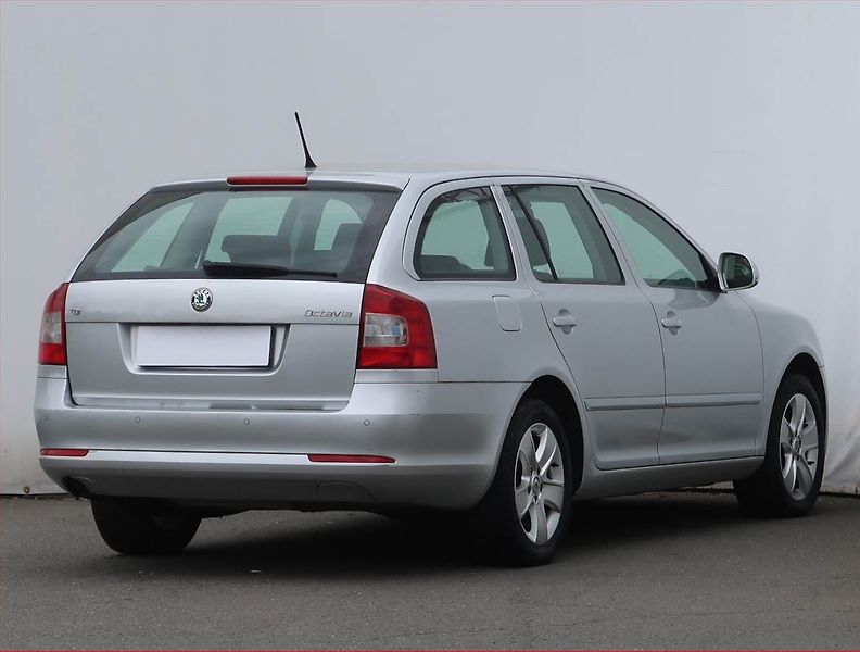 Škoda Octavia (2012) Elegance 2.0 TDI, Tempomat - fotka 5 z 19
