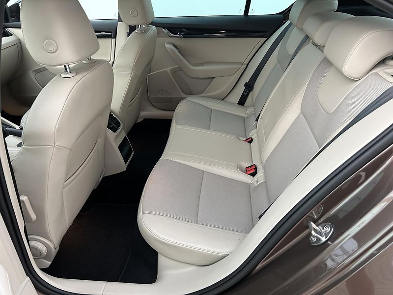 Škoda Octavia 2.0 TDI Style Plus - fotka 24 z 30