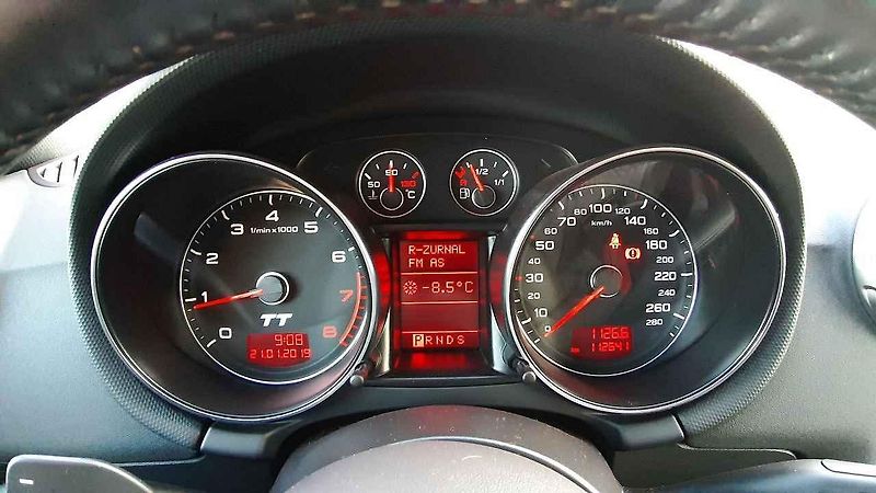 Audi TT vypadá hodně dravě, i když o naprostý supersport se nejedná.