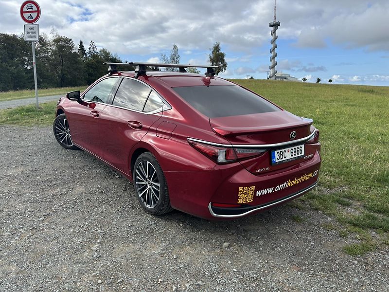 Lexus ES 300h (2023) - fotka 14 z 20