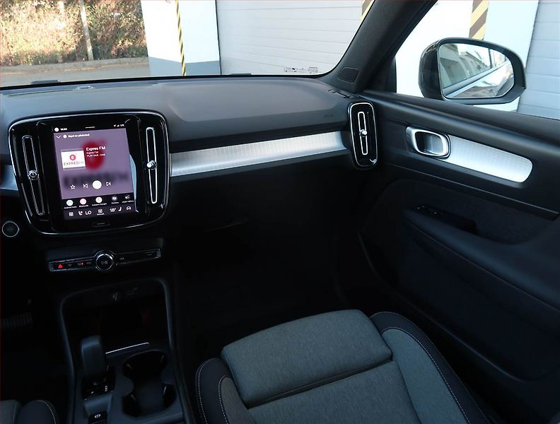 Volvo XC40 (2022) B4 - fotka 8 z 21