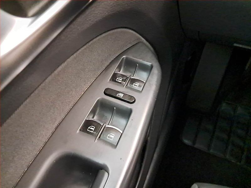 Volkswagen Touran (2012) 1.6 TDI, Navi, Tempomat - fotka 18 z 21