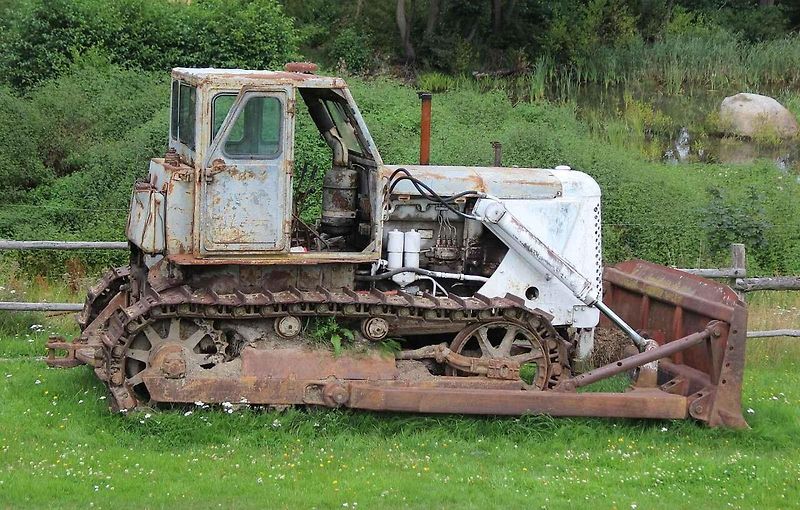 Bez něj se neobešla snad žádná velká stavba u nás. Pásový traktor, nebo chcete-li buldozer ČTZ 100, patřil po desetiletí ke koloritu každodenní činnosti do doby, než jej po roce 1989 vystřídala modernější západní technika.