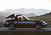 Mazda MX-5 ve verzi se skládací pevnou střechou mají dealeři k prodeji od 922 900 Kč
