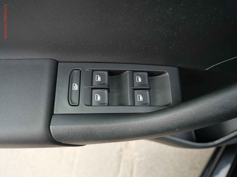 Škoda Rapid (2014) 1.2 TSi, Elegance, xenon - fotka 13 z 17