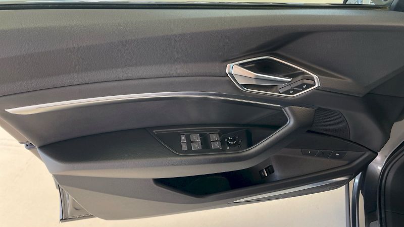 Audi e-tron (2022) S line quattro 55 electric 300 - fotka 16 z 32