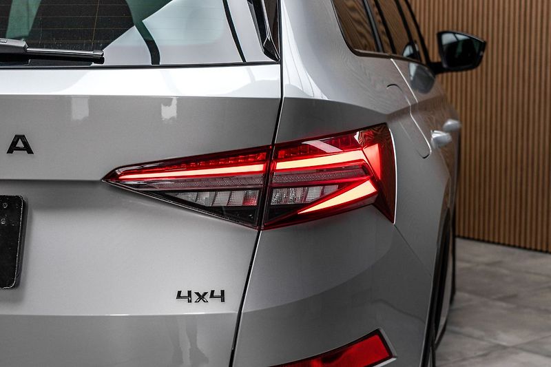 Škoda Kodiaq 2.0 TDI 4x4*SPORTLINE*TAŽNÉ*ČR - fotka 43 z 48