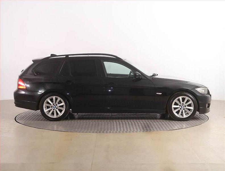 BMW Řada 3 (2009) 320 i, Navi, Xenony, Tempomat - fotka 6 z 19