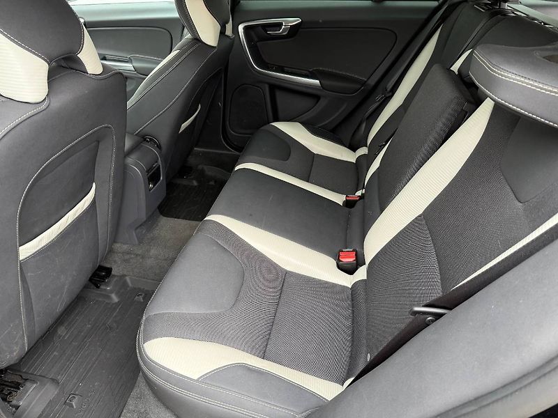 Volvo V60 (2012) 2.4 D5 158 kW R-Design AT - fotka 9 z 20