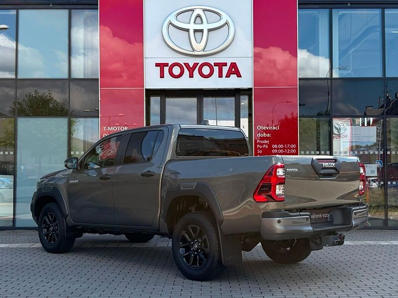 Toyota Hilux 2.8 INVINCIBLE skladem - fotka 2 z 18