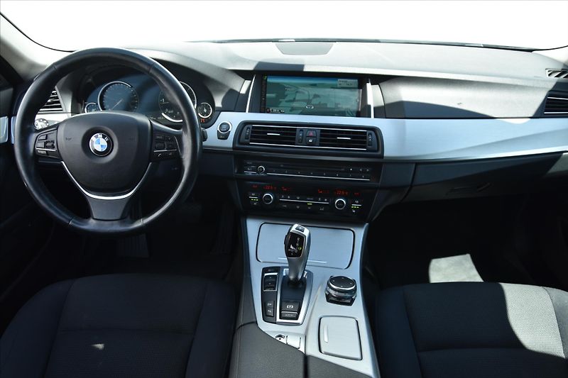 BMW Řada 5 525d xDrive 160kW ČR - fotka 14 z 30
