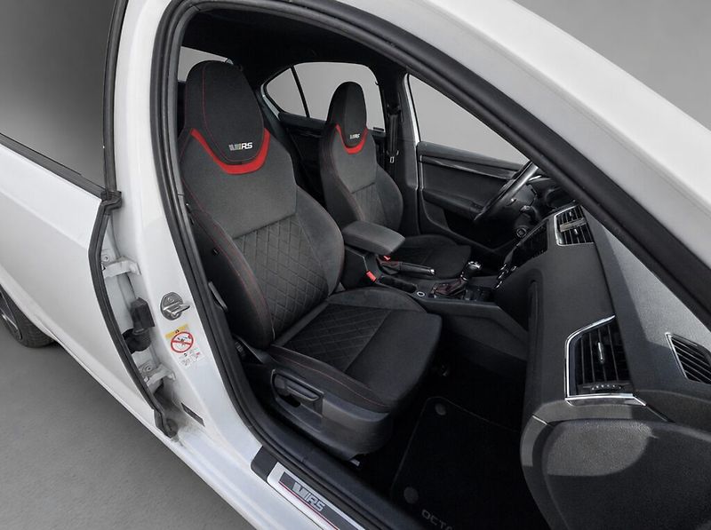 Škoda Octavia (2018) RS 2.0 TDi 135KW DSG - fotka 21 z 23