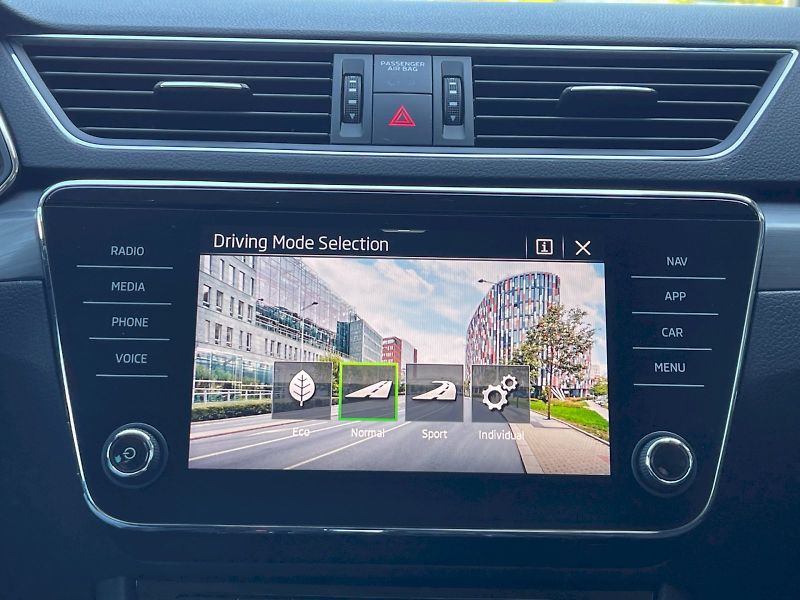 Škoda Superb (2024) 2.0 TDI 110kW DSG Style Plus c - fotka 15 z 34