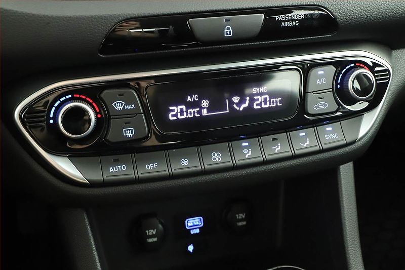 Hyundai i30 (2024) Family Smart 1.5 T-GDI - fotka 15 z 20