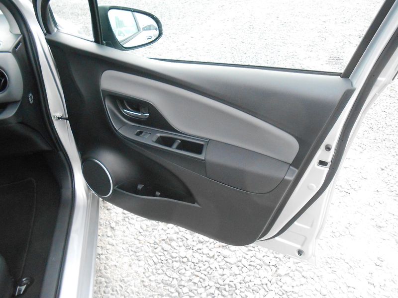 Toyota Yaris 1.5VVTiHybrid,NAVI,KAMERA,AUT - fotka 15 z 39