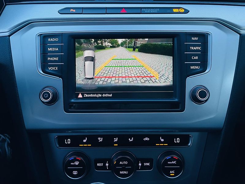 Volkswagen Passat 2.0TDI MANUÁL VÝHŘEV KAMERA - fotka 44 z 47
