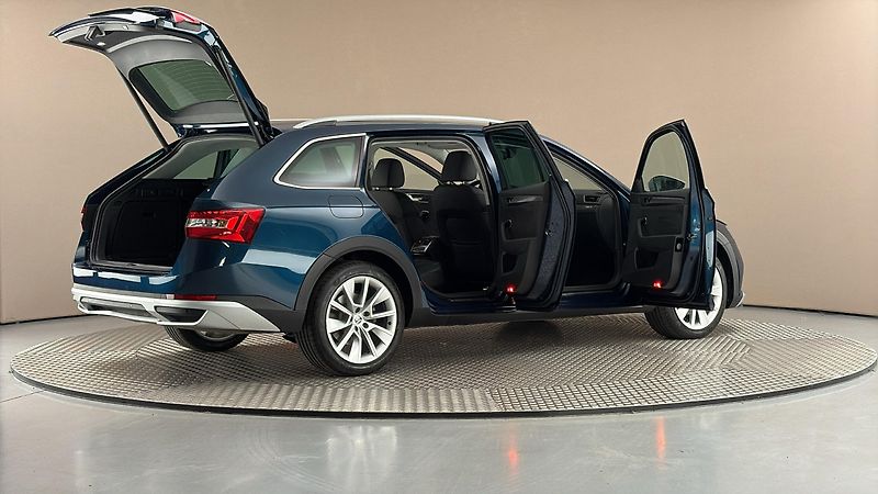 Škoda Superb 2.0 TDI DSG 4x4 Scout Combi - fotka 6 z 34