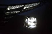 Dolní světlomet má funkci tlumených i dálkových světel
