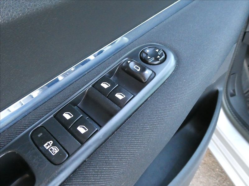 Peugeot 5008 1,6 16V 115kW Panorama,po serv - fotka 36 z 44
