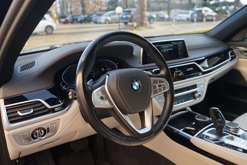 BMW Řada 7 745e H&K Panorama ZÁRUKA - fotka 18 z 42