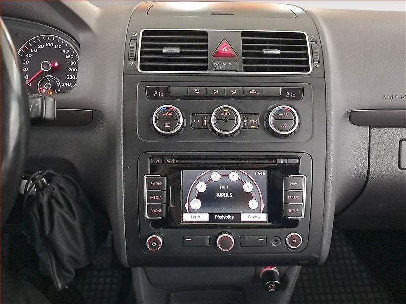 Volkswagen Touran (2013) 1.6 TDI, Serv.kniha, Navi - fotka 12 z 20