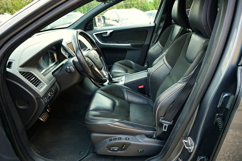 Volvo XC60 (2017) R-DESING 2,4 D4 140 kW - fotka 35 z 57