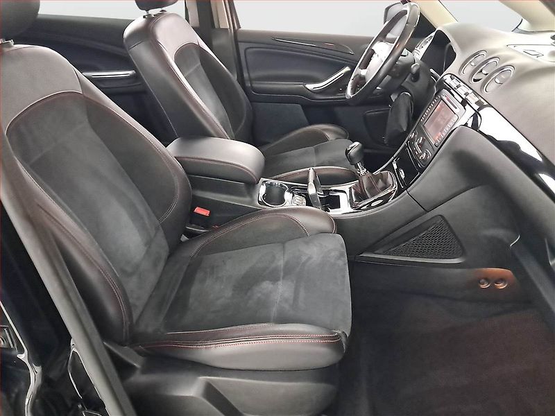 Ford S-MAX (2009) Titanium 2.2 TDCi, 7 míst - fotka 9 z 21