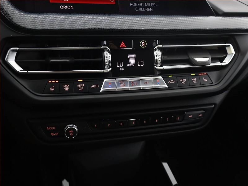 BMW Řada 1 (2019) Luxury Line 116d, Automat - fotka 15 z 18