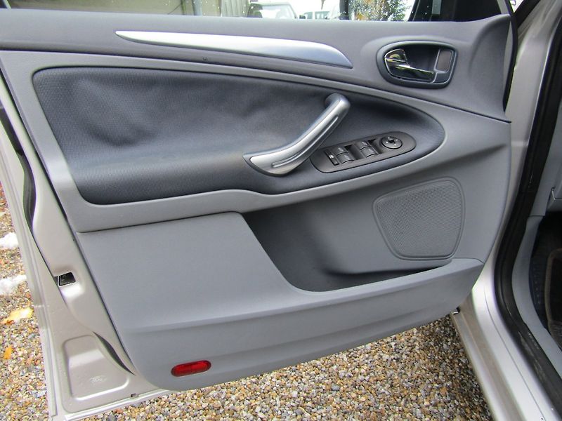 Ford Galaxy (2006) 2.0 TDCi 96kW  ZIMNÍ PNEU 7MÍS - fotka 18 z 40