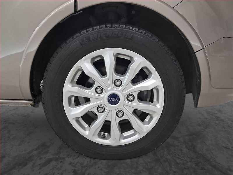 Ford Tourneo Custom (2019) Titanium 2.0 EcoBlue mHEV - fotka 15 z 23