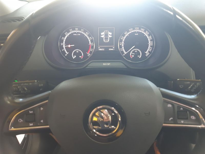 Škoda Octavia 1.6 TDI NAVI KAMERA APP - fotka 17 z 28