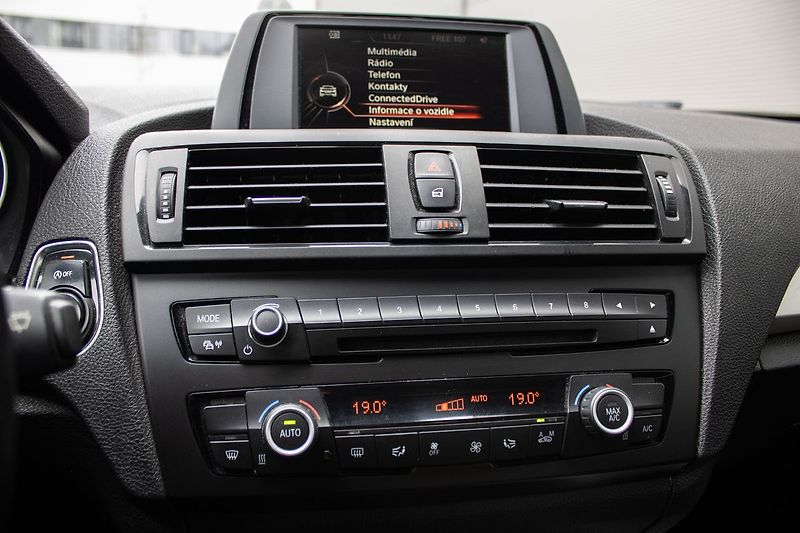 BMW Řada 1 Servis do 210000 Km, tažné - fotka 15 z 26