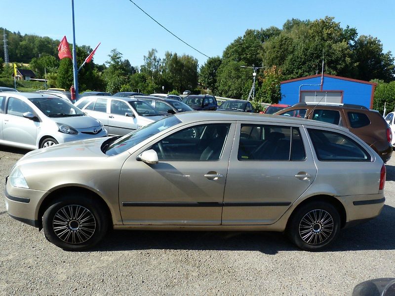 Škoda Octavia 1.6 MPI - fotka 8 z 15