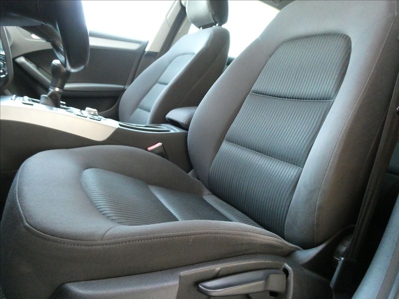 Audi A4 2,0 TDi 125kW serviska,NAVI - fotka 31 z 40