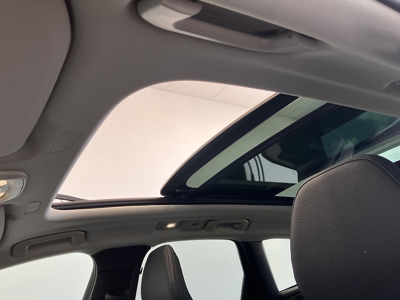Volvo XC60 B5 AWD Plus Dark-REZERVACE - fotka 43 z 46
