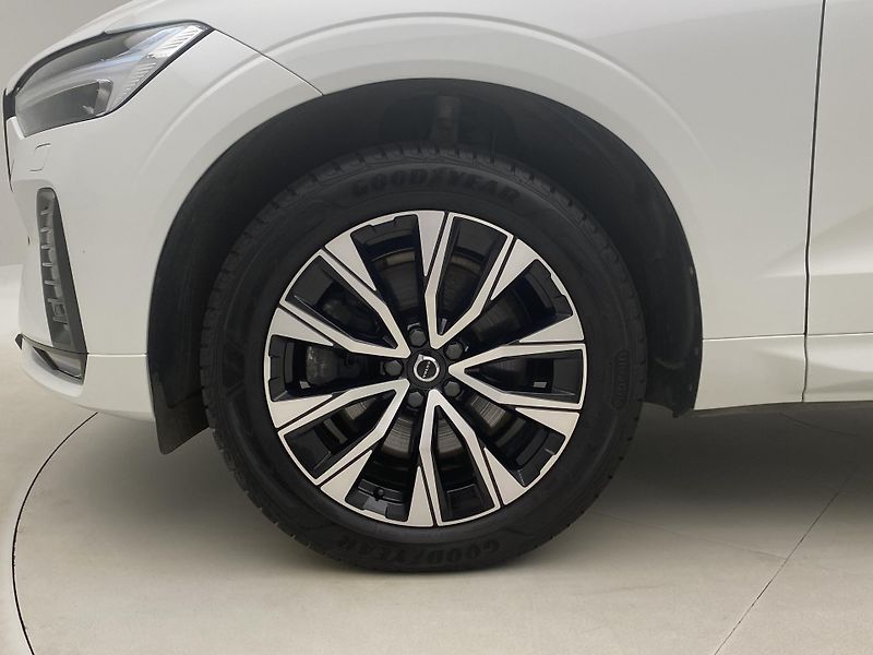 Volvo XC60 B5 AWD DARK PLUS AUT CZ - fotka 35 z 60