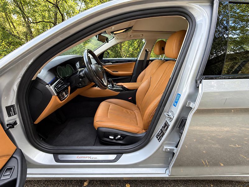 BMW Řada 5 2,0 530i xDrive Luxury Line - fotka 12 z 40