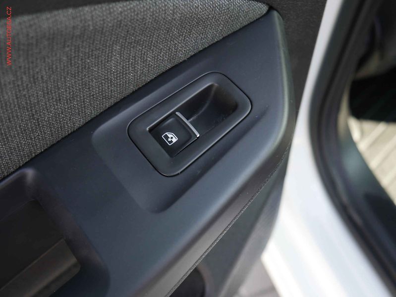 Volkswagen Golf (2023) 1.0TSi, 2.maj,ČR, Life, LED - fotka 12 z 18