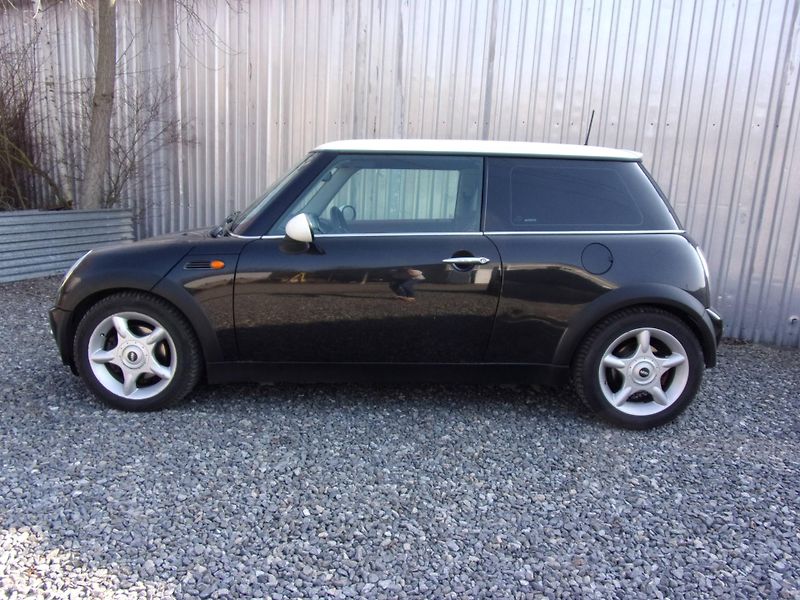 Mini Cooper (2003) 1.6i 85kW  SYMPATICKÝ VŮZ - fotka 8 z 18