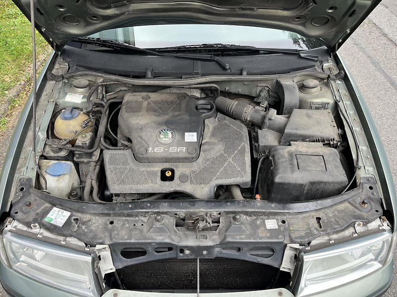 Škoda Octavia 1,6 MPi Ambiente/ servisní k. - fotka 26 z 28